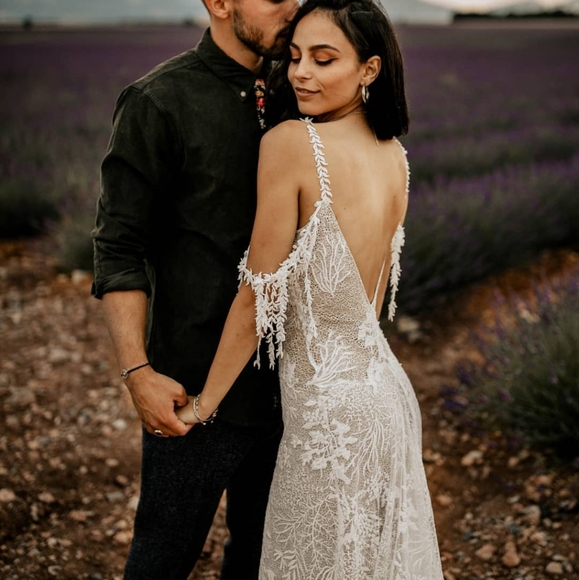 Beautiful nude and white boho wedding dress - Picture 12 of 16